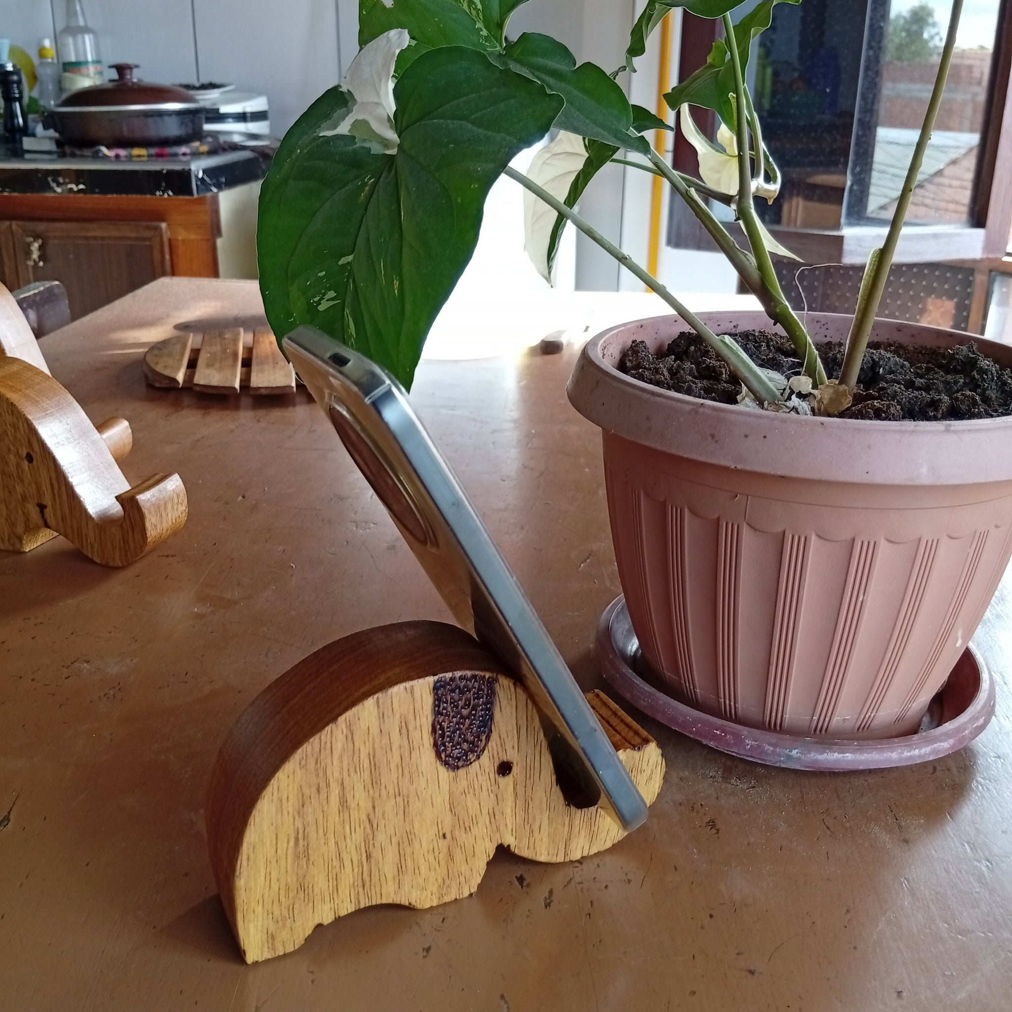 Porta celular de madera elefante