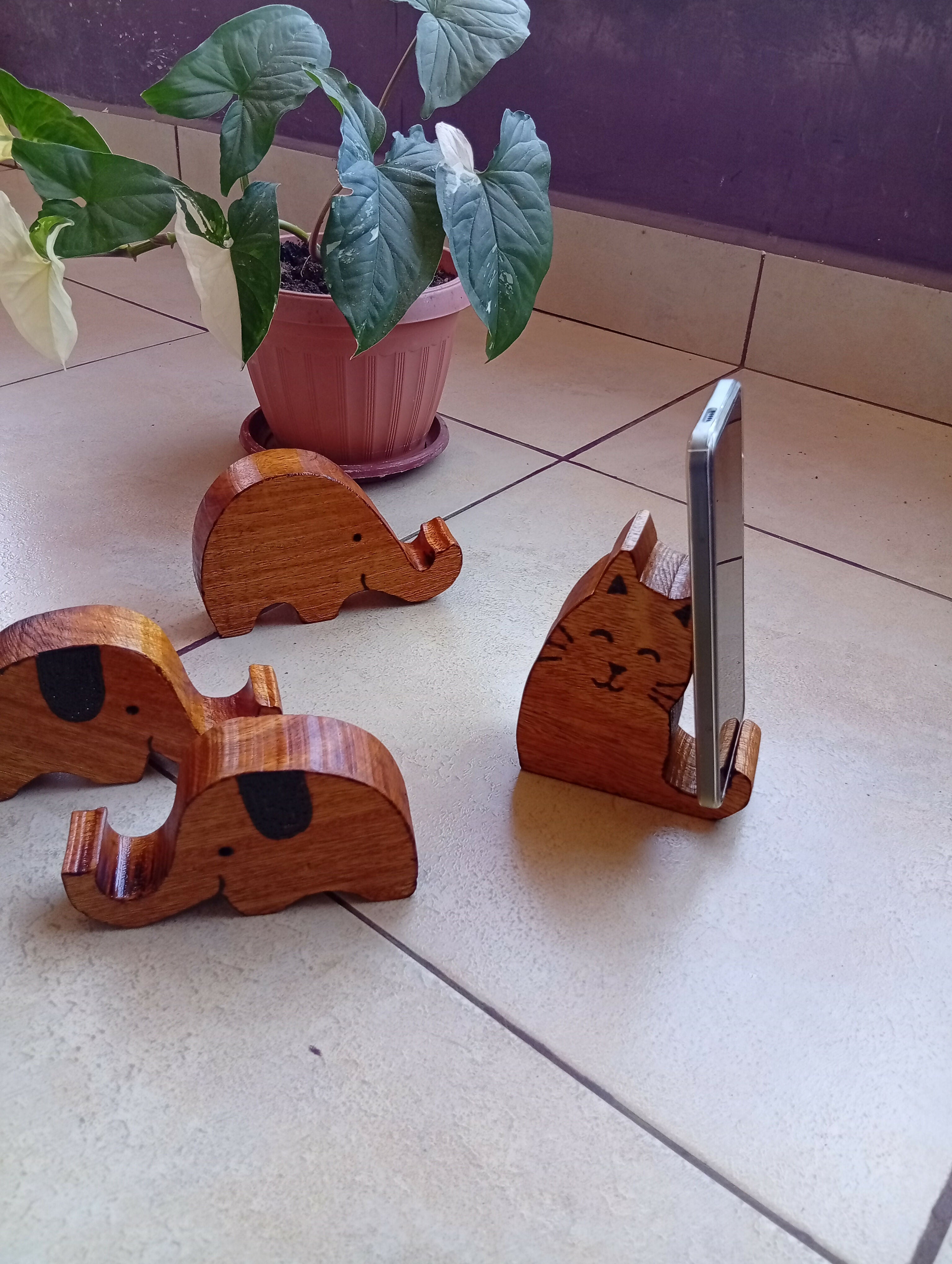 Porta celular de madera elefante