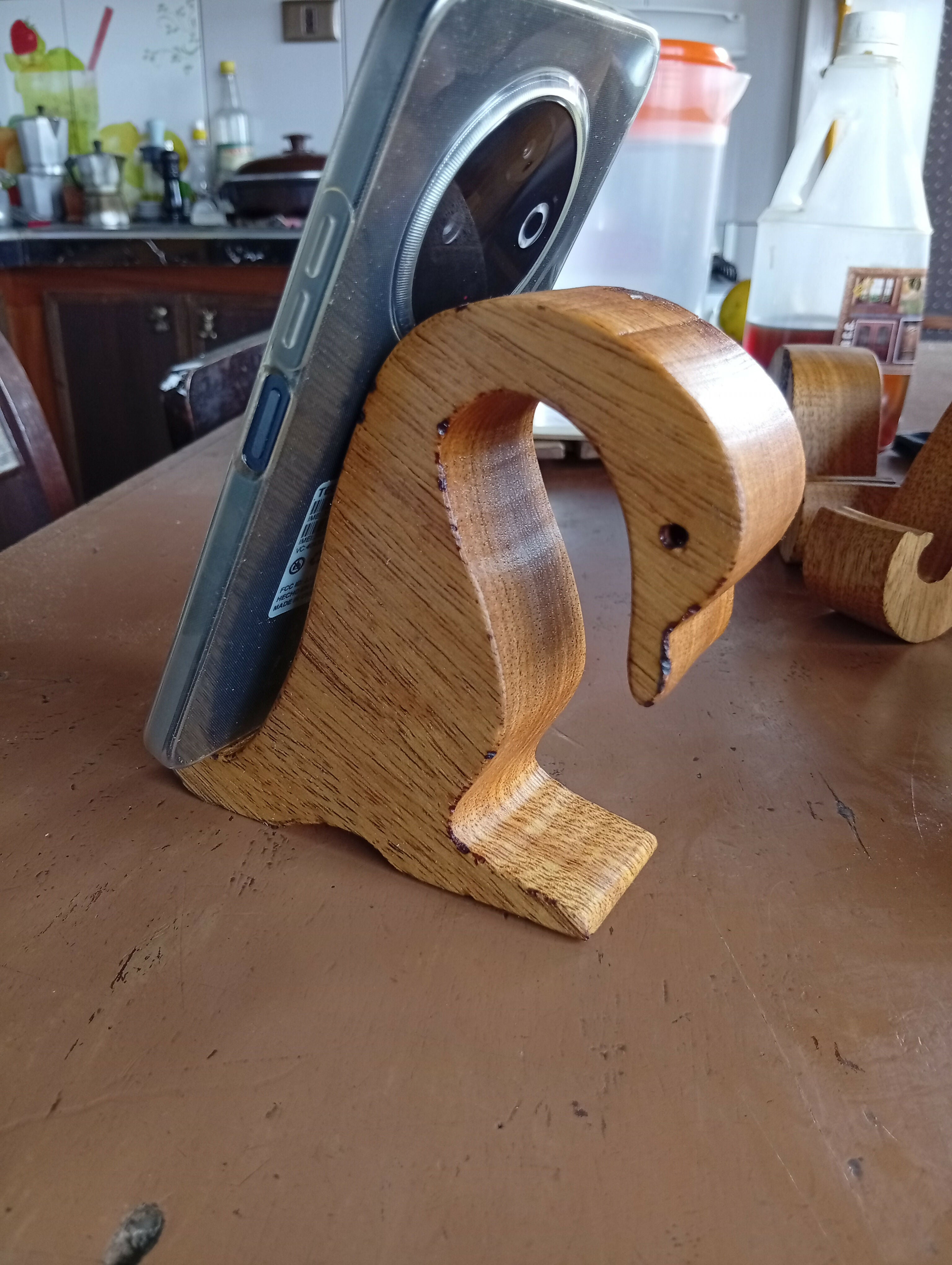 Porta celular de madera elefante